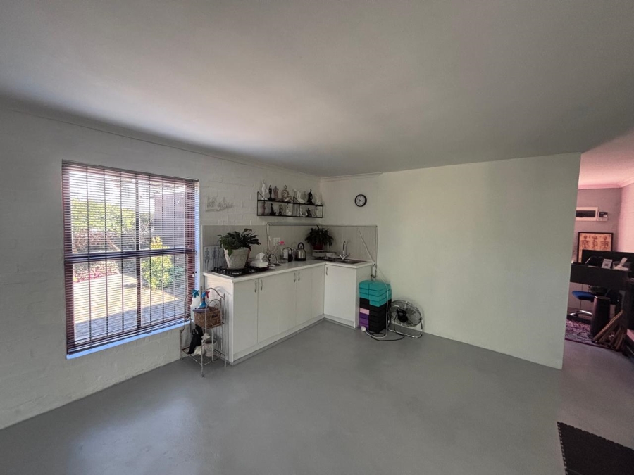To Let 1 Bedroom Property for Rent in Loevenstein Western Cape
